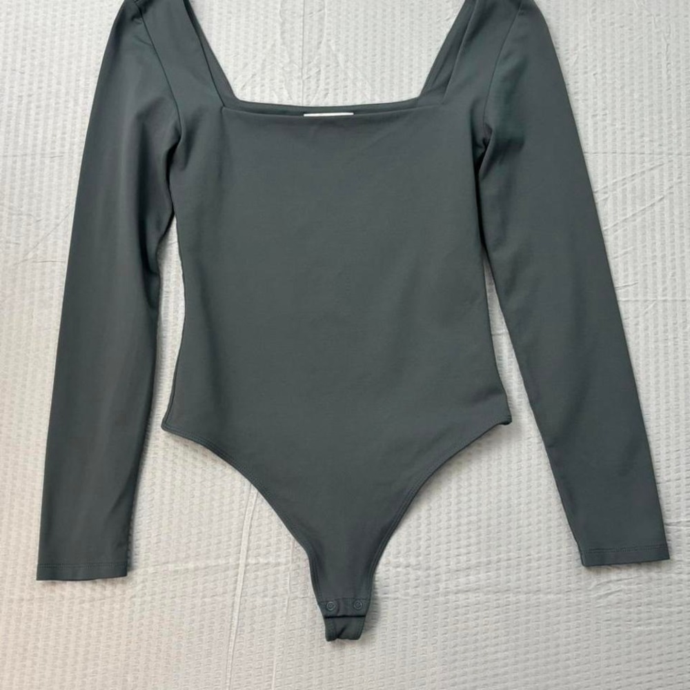 Babaton Aritzia Square Neck Long Sleeve Bodysuit Olive Green Size M Fitted 0273 - Picture 2 of 6